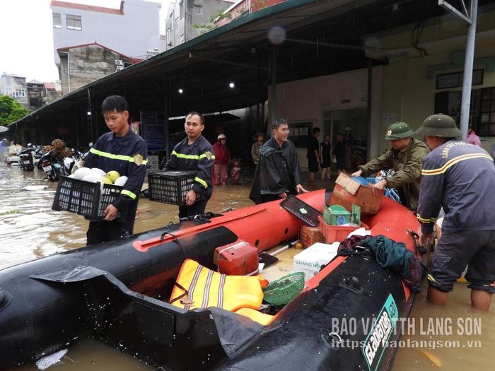 Sử dụng xuồng hơi hỗ trợ tiểu thương vận chuyển hàng hoá ra khỏi khu vực ngập lụt
