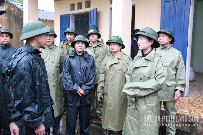 Đồng chí Trần Thanh Nhàn, Phó Chủ tịch UBND tỉnh chỉ đạo công tác ứng phó mưa bão tại xã Mẫu Sơn