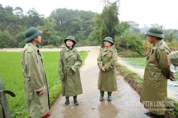 Đoàn công tác kiểm tra thực tế công tác ứng phó mưa bão tại xã Lộc Bình