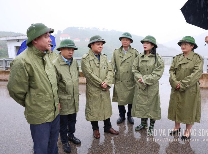 Đoàn công tác kiểm tra thực tế tại hồ chứa nước Bản Lải, xã Khuất Xá
