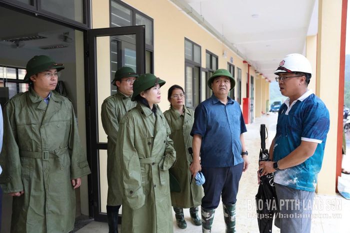 Đoàn công tác kiểm tra thực tế việc thi công Công trình Trường Phổ thông nội trú liên cấp Tiểu học và THCS Mẫu Sơn trong điều kiện thời tiết khó khăn