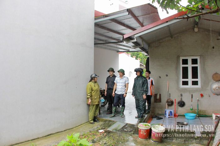 Đoàn công tác của phường Lương Văn Tri thăm hỏi, nắm tình hình và hướng dẫn người dân chủ động đảm bảo an toàn trong mưa bão 