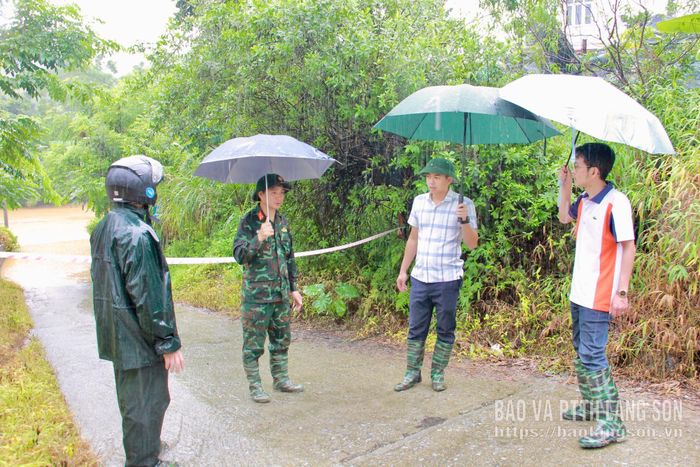 Đoàn công tác của phường Lương Văn Tri kiểm tra tại khu vực ngầm trên tuyến đường vào khối Quảng Tiến