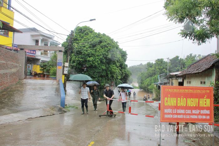 Đoàn công tác kiểm tra, đặt rào chắn, biển cảnh báo, không để người và phương tiện đi qua ngầm Thác Trà khi nước dâng cao