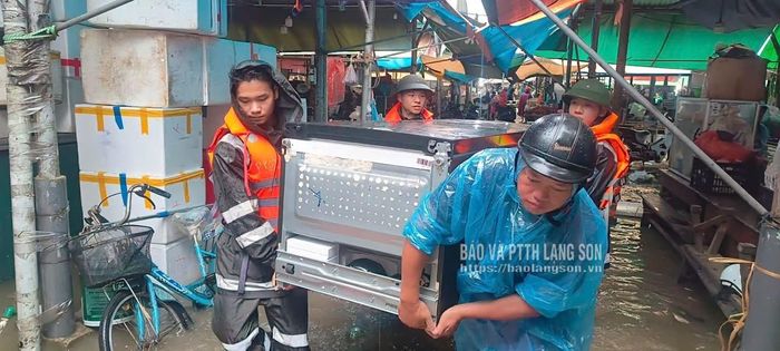 Lực lượng công an tỉnh hỗ trợ người dân di dời tài sản tại khu vực chợ Giếng Vuông