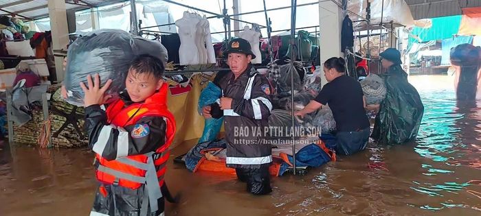 Lực lượng công an tỉnh hỗ trợ người dân di dời tài sản tại khu vực chợ Giếng Vuông