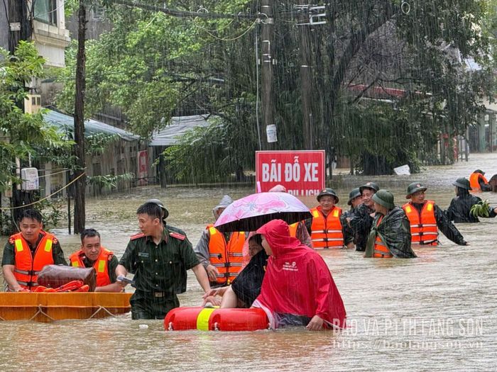 Công an phường Tam Thanh phối hợp cùng các lực lượng chức năng hỗ trợ đưa người dân, tài sản ra khỏi khu vực ngập úng đến nơi an toàn