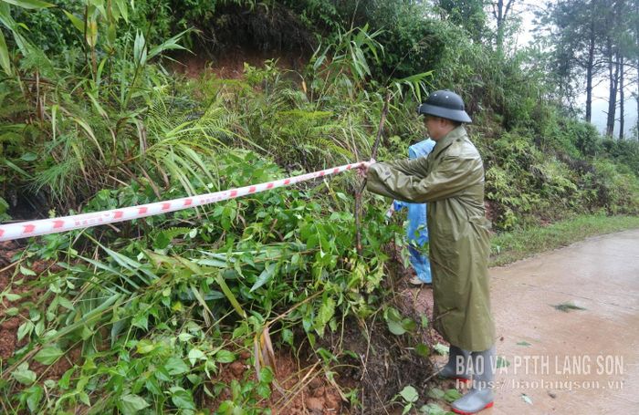 Lực lượng chức năng xã chăng dây cảnh báo khu vực sạt lở nguy hiểm trên tuyến đường ĐT 248