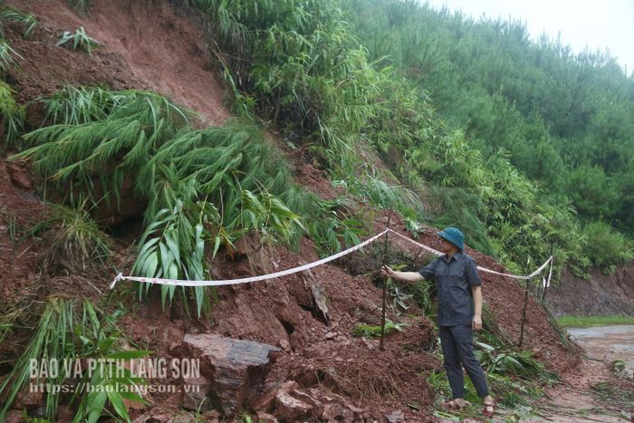 Giám đốc Báo và PTTH Lạng Sơn kiểm tra vị trí sạt lở