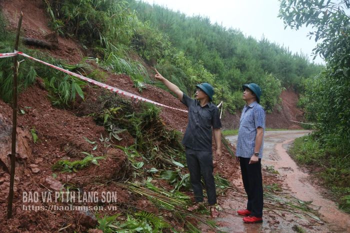Lãnh đạo Báo và PTTH Lạng Sơn chỉ đạo công tác khắc phục thiệt hại của mưa bão