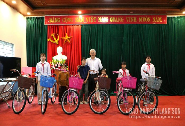 Bí thư Chi bộ cơ quan Đảng ủy Các cơ quan Đảng tỉnh tặng quà cho các em học sinh trên địa bàn xã Hưng Vũ