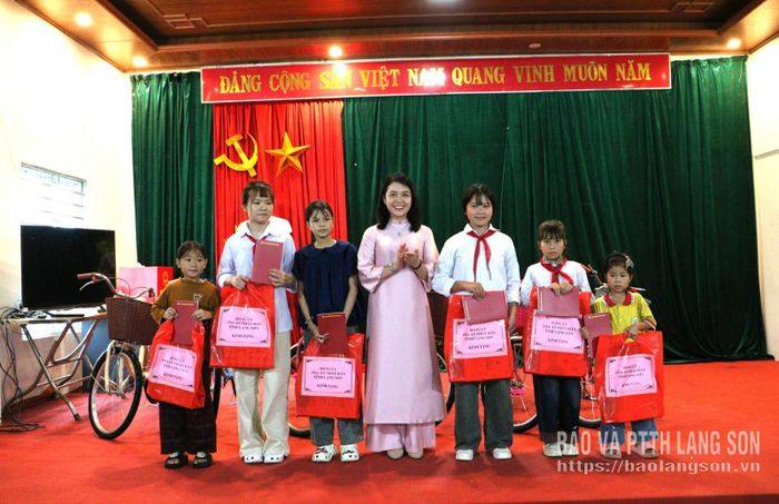 Đại diện Đảng ủy Tòa án nhân dân tỉnh trao quà cho các em học sinh trên địa bàn xã Hưng Vũ