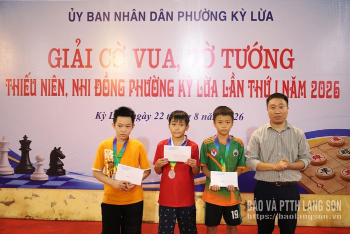 Đại diện Ban Tổ chức trao giải Nhì cho VĐV ở các nhóm tuổi môn cờ tướng