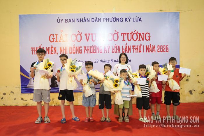 Đại diện Ban Tổ chức trao giải Ba cho VĐV các nhóm tuổi môn cờ vua