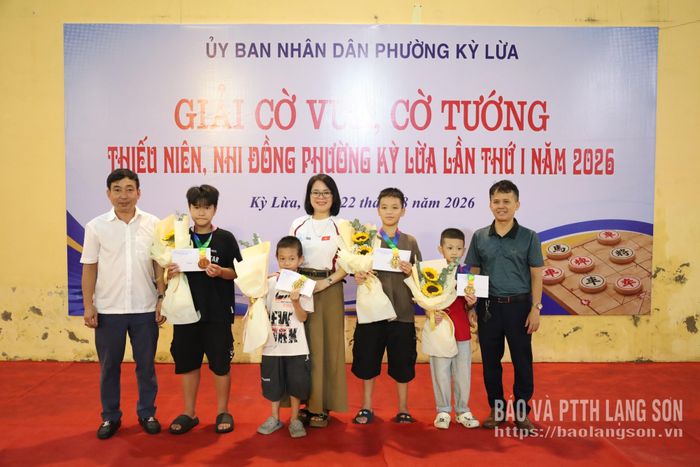 Đại diện Ban Tổ chức trao giải Nhất cho các VĐV xuất sắc trong các nhóm tuổi môn cờ vua