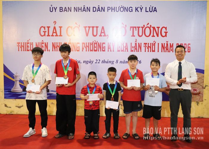 Đại diện Ban Tổ chức trao giải Ba cho VĐV các nhóm tuổi môn cờ tướng