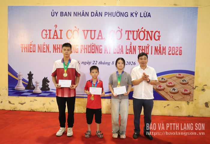 Đại diện Ban Tổ chức trao giải Nhất cho các VĐV xuất sắc trong các nhóm tuổi môn cờ tướng