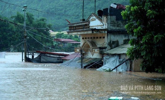 Một số nhà dân tại khu vực cầu Na Sầm bị ngập sâu trong nước