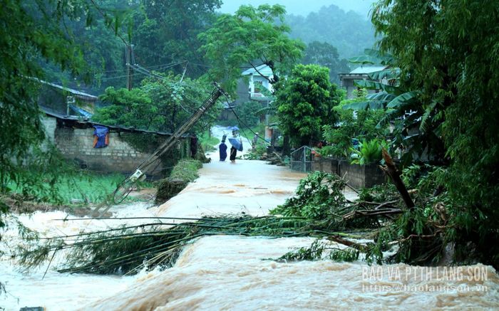 Cầu ngầm tại khu vực thôn Ranh, xã Ba Sơn bị ngập và sạt lở khiến giao thông bị chia cắt