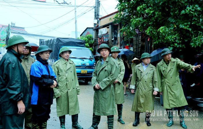 Đoàn công tác kiểm tra tình hình ngập lụt tại khu vực cầu Na Sầm (xã Na Sầm)