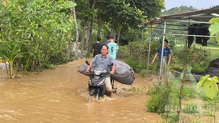 Người dân xã Thất Khê di chuyển tài sản ra khỏi vùng ngập lụt