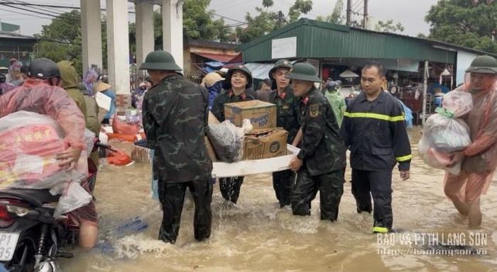 Hỗ trợ tiểu thương tại chợ Giếng Vuông di chuyển hàng hoá đến nơi an toàn