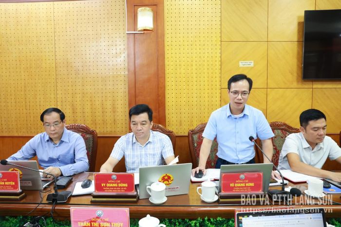 Lãnh đạo Ban Pháp chế HĐND tỉnh báo cáo nội dung trình tại buổi họp 