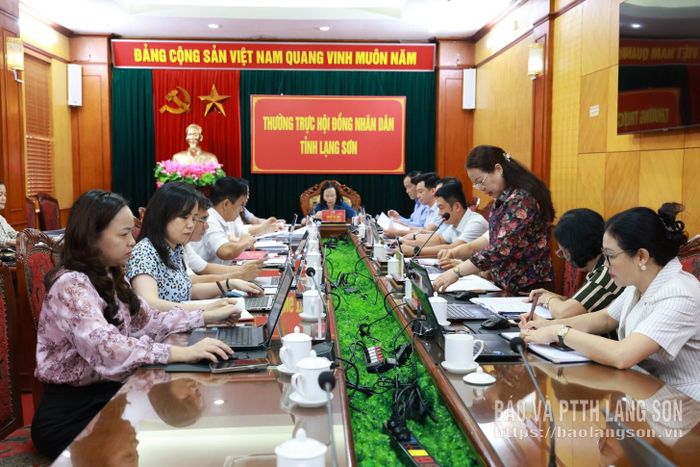 Lãnh đạo Văn phòng Đoàn đại biểu Quốc hội và HĐND tỉnh báo cáo công tác chuẩn bị kỳ họp thứ sáu của HĐND tỉnh 