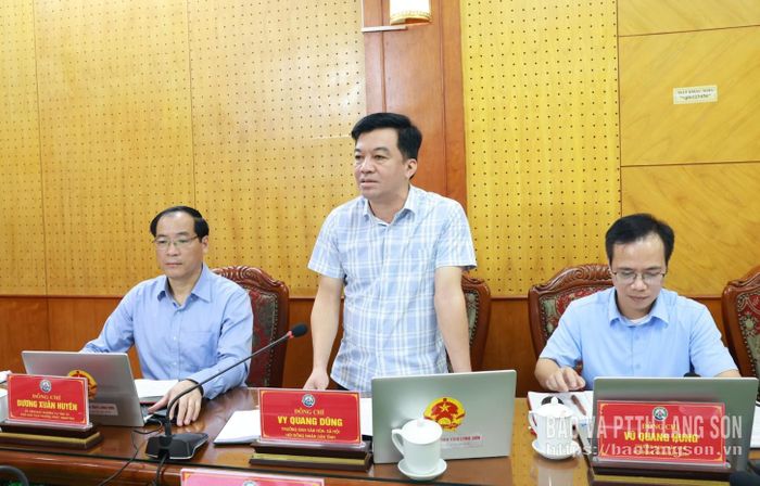 Lãnh đạo Ban Văn hóa - Xã hội HĐND tỉnh báo cáo nội dung trình tại buổi họp