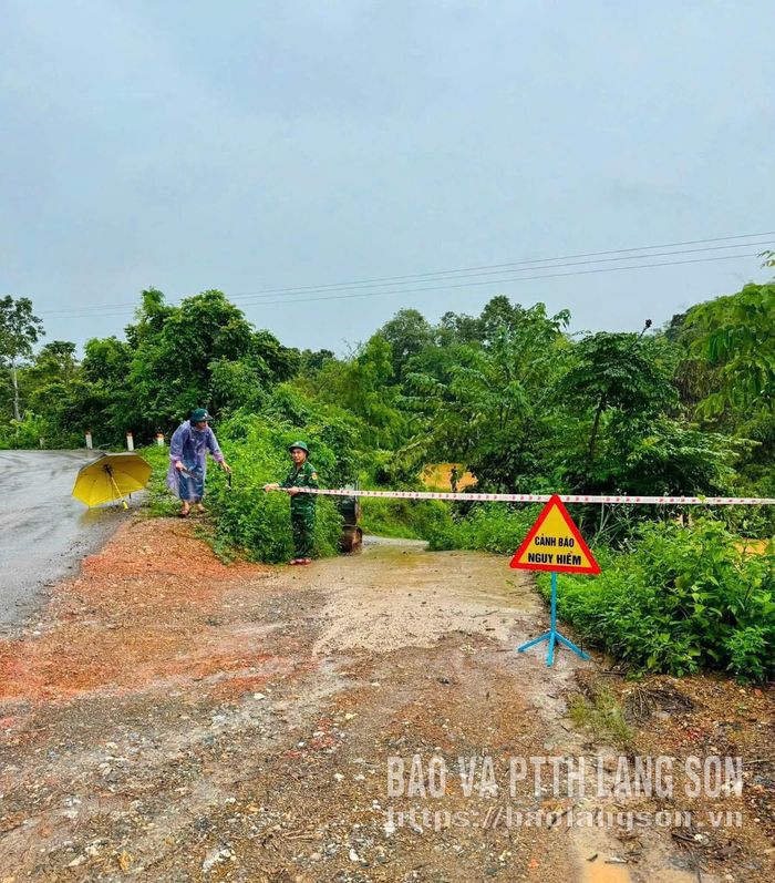 Thanh niên xã Quốc Việt bố trí biển cảnh báo tại những khu vực nguy hiểm