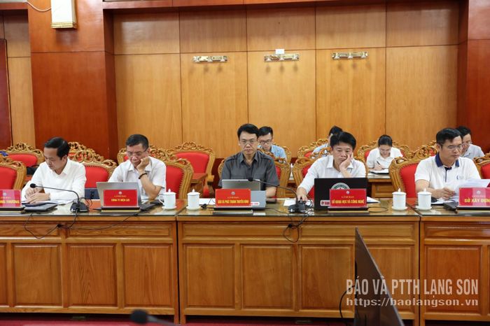 Lãnh đạo các cơ quan, đơn vị tham dự cuộc họp tại điểm cầu UBND tỉnh
