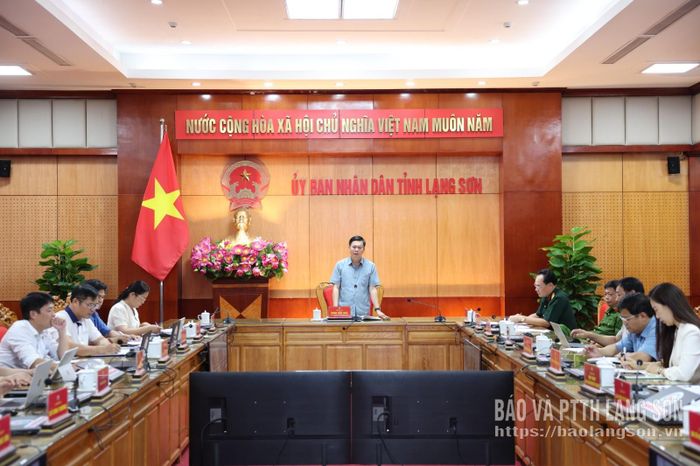 Đồng chí Đinh Hữu Học, Ủy viên Ban Thường vụ Tỉnh ủy, Phó Chủ tịch Thường trực UBND tỉnh phát biểu kết luận cuộc họp