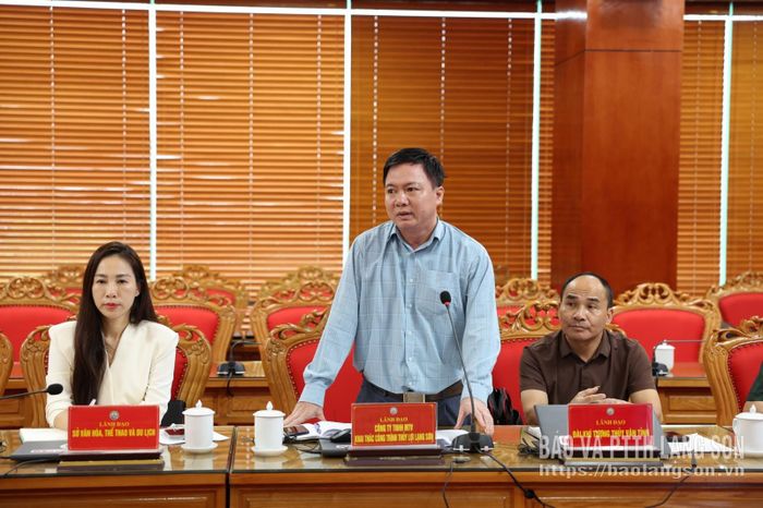 Lãnh đạo Công ty TNHH một thành viên Khai thác công trình thủy lợi Lạng Sơn báo cáo nội dung liên quan đến mực nước hồ chứa nước tại cuộc họp