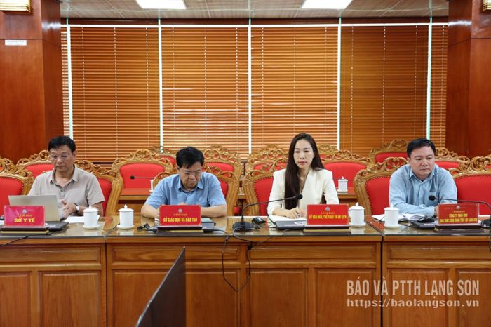 Đại diện các sở, ngành, đơn vị tham dự cuộc họp tại điểm cầu UBND tỉnh