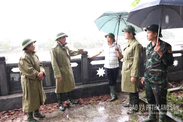 Đồng chí Đinh Hữu Học, Ủy viên Ban Thường vụ Tỉnh ủy, Phó Chủ tịch Thường trực UBND tỉnh kiểm tra thực tế khu vực bờ sông Kỳ Cùng thuộc địa bàn phường Lương Văn Tri