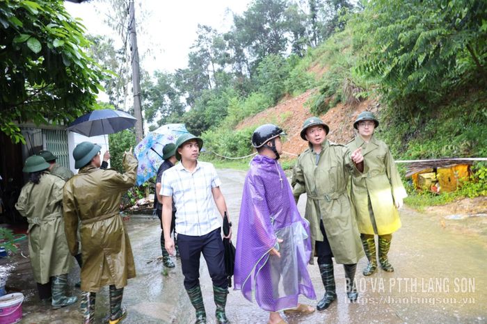 Đoàn công tác kiểm tra thực tế khu vực sạt lở trên địa bàn phường Lương Văn Tri