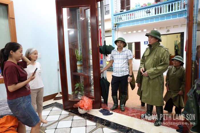 Đồng chí Đinh Hữu Học, Ủy viên Ban Thường vụ Tỉnh ủy, Phó Chủ tịch Thường trực UBND tỉnh động viên người dân vùng ngập lụt
