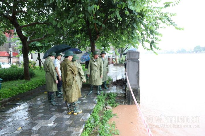 Đồng chí Đinh Hữu Học, Ủy viên Ban Thường vụ Tỉnh ủy, Phó Chủ tịch Thường trực UBND tỉnh kiểm tra thực tế khu vực bờ sông Kỳ Cùng thuộc địa bàn phường Lương Văn Tri
