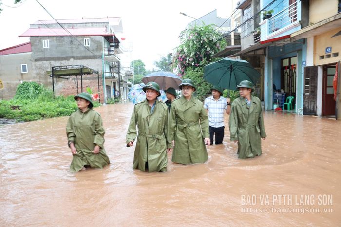 Đoàn công tác kiểm tra thực tế khu vực ngập úng trên địa bàn phường Lương Văn Tri