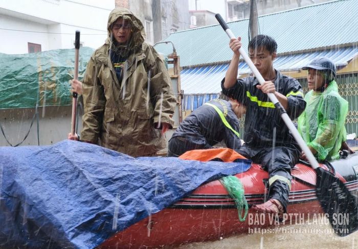 Lực lượng công an tỉnh hỗ trợ người dân di dời hàng hóa, tài sản tại chợ Giếng Vuông