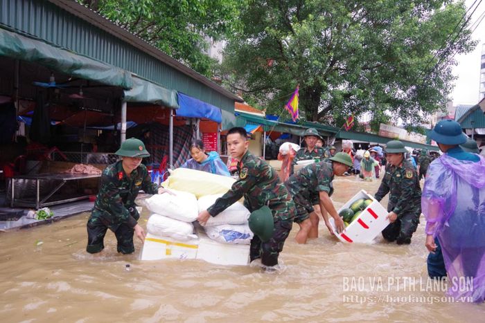 Lực lượng quân đội hỗ trợ người dân di dời hàng hóa, tài sản tại chợ Giếng Vuông