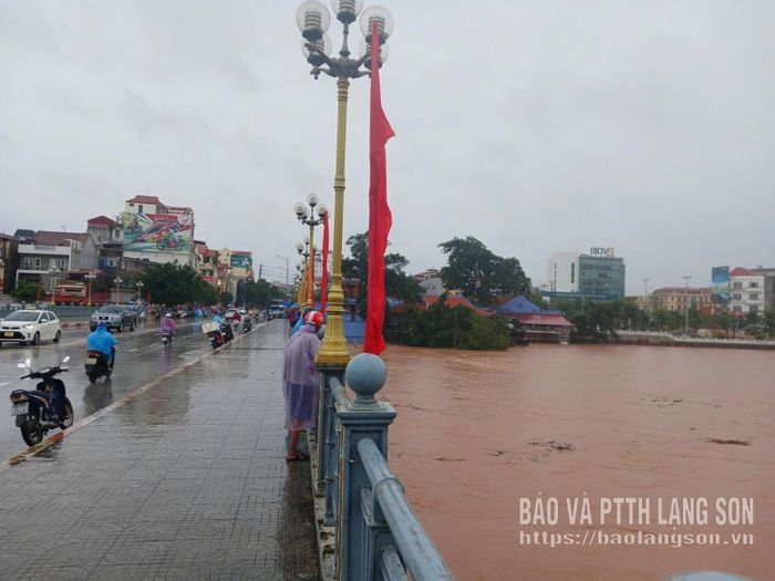 Mực nước sông Kỳ Cùng dâng cao trên báo động 2 (Ảnh chụp 17 giờ 30 ngày 22/8/2026)