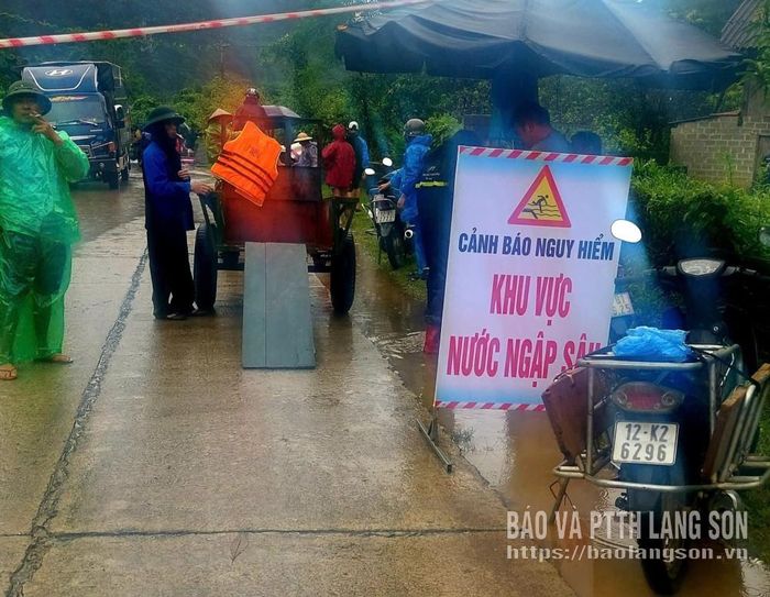 Đơn vị quản lý đường bộ lắp rào chắn tại khu vực ngập cục bộ trên đường tỉnh 243 đoạn qua xã Hữu Liên