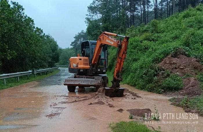 Đơn vị quản lý đường bộ huy động phương tiện xử lý sạt lở tại quốc lộ 31 khu vực xã Đình Lập