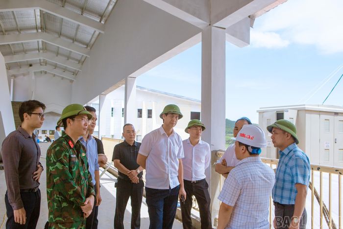 Phó Chủ tịch UBND tỉnh Phan Trung Bá nghe nhà thầu và đại diện Trường PTDTNT Tiểu học và THCS Y Tý báo cáo tiến độ công trình và công tác chuẩn bị cho năm học mới.