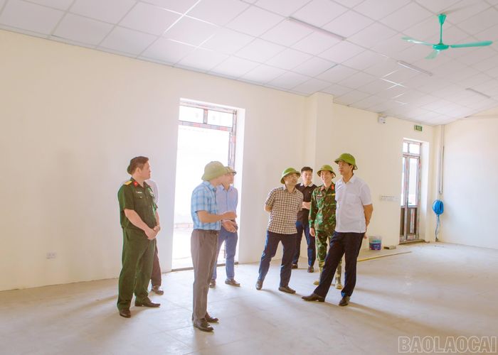 Phó Chủ tịch UBND tỉnh Phan Trung Bá kiểm tra các hạng mục công trình Trường PTDTNT Tiểu học và THCS Y Tý.