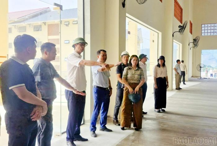 Phó Chủ tịch UBND tỉnh Phan Trung Bá kiểm tra các hạng mục công trình Trường PTDTNT Tiểu học và THCS A Mú Sung.