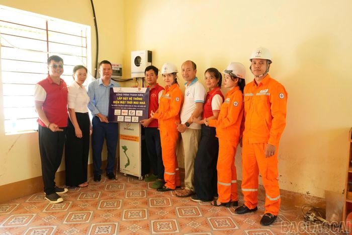 Trao tặng hệ thống điện năng lượng mặt trời cho Điểm trường Xi Tan.