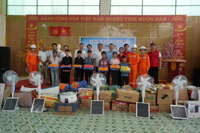 Nhiều phần quà thiết thực, ý nghĩa được trao đến học sinh Trường PTDTBT Tiểu học và THCS Nậm Xé.
