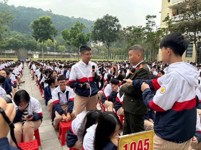 Phòng An ninh mạng và Phòng, chống tội phạm sử dụng công nghệ cao, Công an tỉnh Lào Cai tuyên truyền, hướng dẫn học sinh cảnh giác với tội phạm công nghệ cao.
